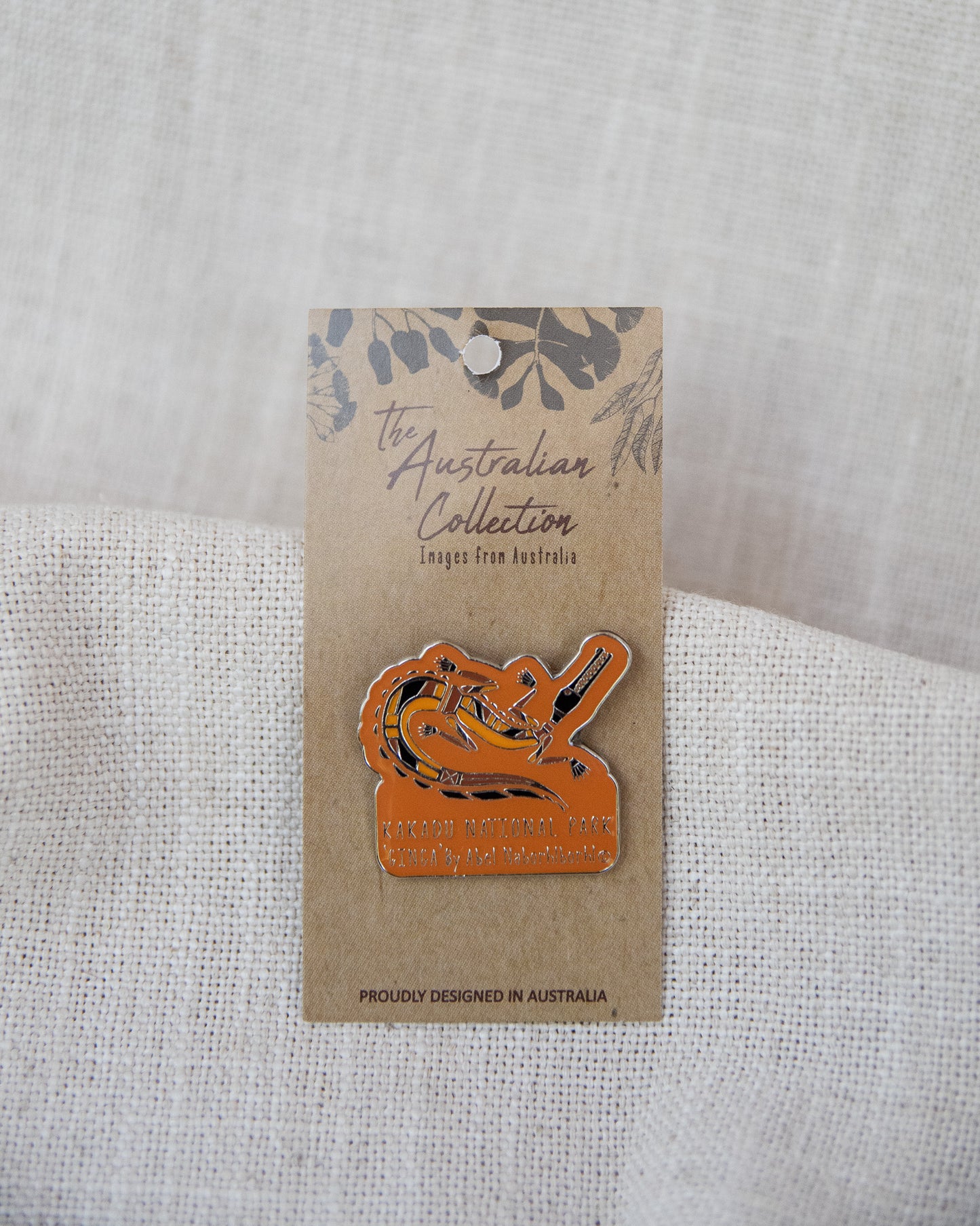 Kakadu hat pin featuring ginga (crocodile)